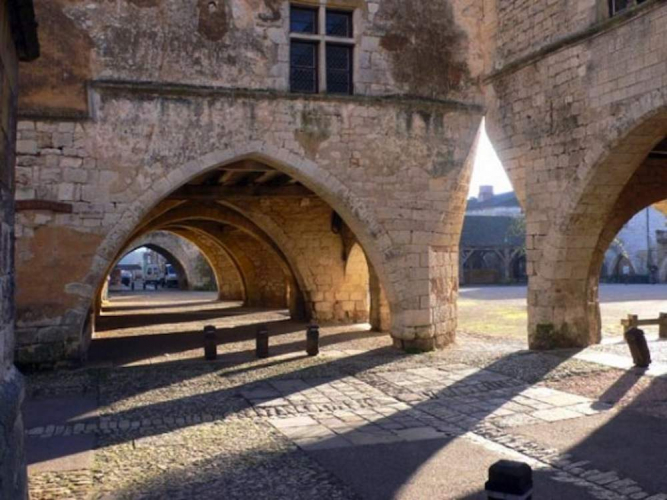 01-monpazier-square